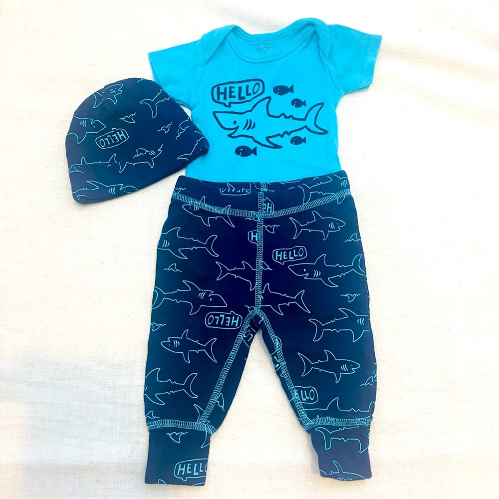 Baby boy Onesie, Pants & beanie set SIZE 3-6 months preloved 💕
